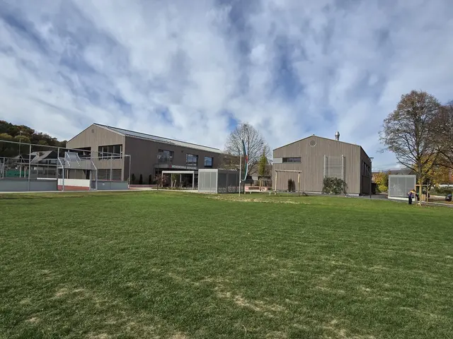Ein echter Hingucker ist die moderne Volksschule mit Sport- und Mehrzweckhalle.  | Foto: Gemeinde