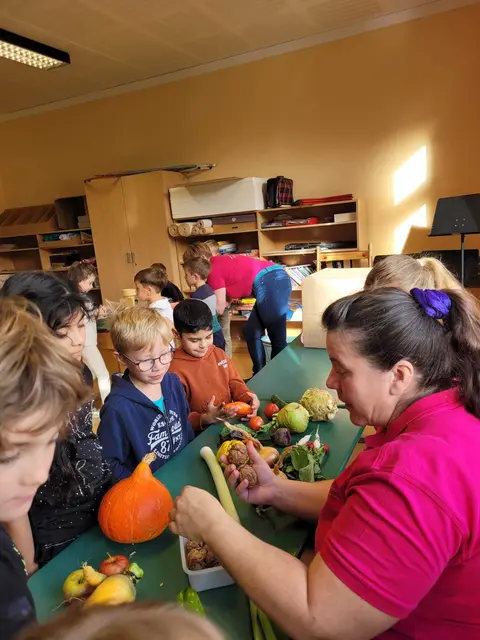 Die Bäuerinnen besuchten die Volksschülerinnen und Volksschüler in Gaming. | Foto: Simone Fallmann/Volksschule Gaming