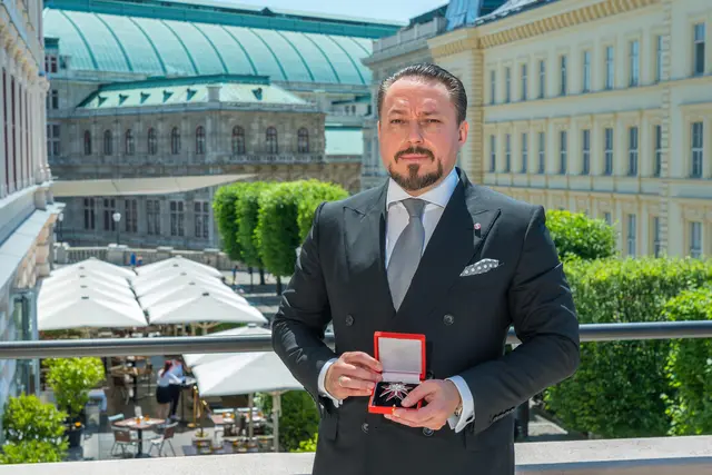 Der Sanierungsplan für Klemens Hallmann, hier bei der Verleihung des großen Ehrenzeichens für Verdienste um die Republik Österrich, wurde angenommen. 125,88 Millionen Euro an Forderungen der Gläubiger wurden anerkannt.  | Foto: Andreas Tischler / picturedesk.com