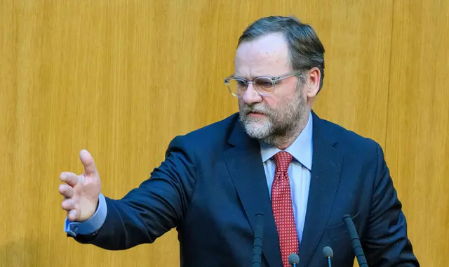 Nachdem Deregulierungs-Staatssekretär Josef "Sepp" Schellhorn (NEOS) eine Website vorgestellt hatte, auf der Bürgerinnen und Bürger selbst Vorschläge zur Entbürokratisierung einbringen können, gehen die Wogen hoch. 
 | Foto: Martin Juen / SEPA.Media / picturedesk.com