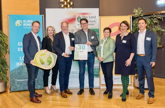 Bürgermeister Anton Edler und Gemeinderat Robert Frauwallner nahmen die Auszeichnung entgegen. | Foto: Klimabündnis Steiermark/Meieregger