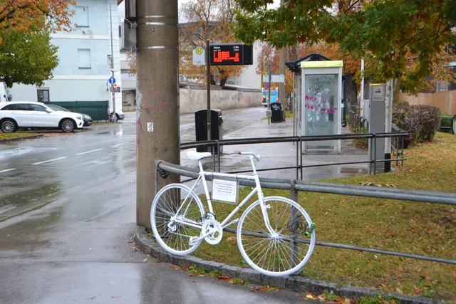Drei "Geisterräder" stehen an Innsbrucker Kreuzungen, hier beim Sillpark. | Foto: ghostbikeibk