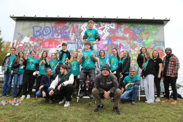 15 Schärdinger BORG-Schüler packten tatkräftig mit an bei der Aktion "72 Stunden ohne Kompromiss". Sie verwandelten einen alten Ausschwankwagen in ein Partymobil für das St. Pius-Heim in Peuerbach.  | Foto: yC