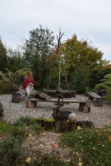 "Im Kreislauf der Natur": Die "Kräuterhexe" Monika Vesely in ihrem Räuchergarten im KräuterKraftWerk in Steinakirchen am Forst | Foto: Roland Mayr/MeinBezirk Scheibbs