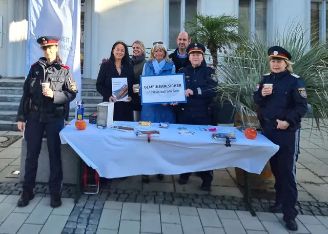Die örtliche Polizei lud unter dem Motto "Coffee with Cops" zu einem lockeren Austausch ein. | Foto: Stadtgemeinde Neusiedl am See