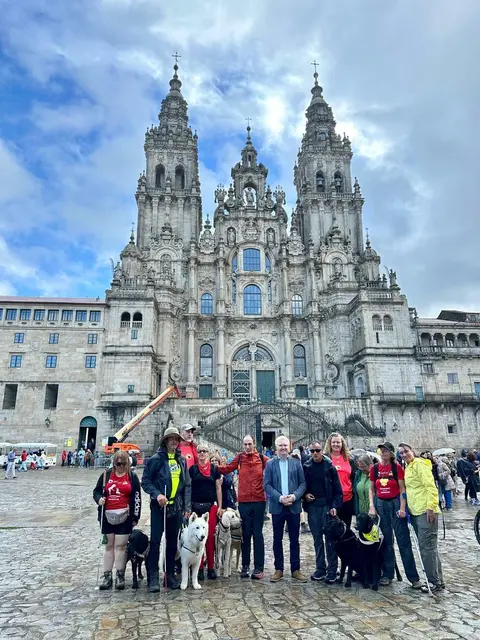 Letzte Etappe der internationalen Blindenführhund-Teams auf dem Jakobsweg: Freude und Ergriffenheit bei der Ankunft vor der Kathedrale in Santiago de Compostela. | Foto: privat