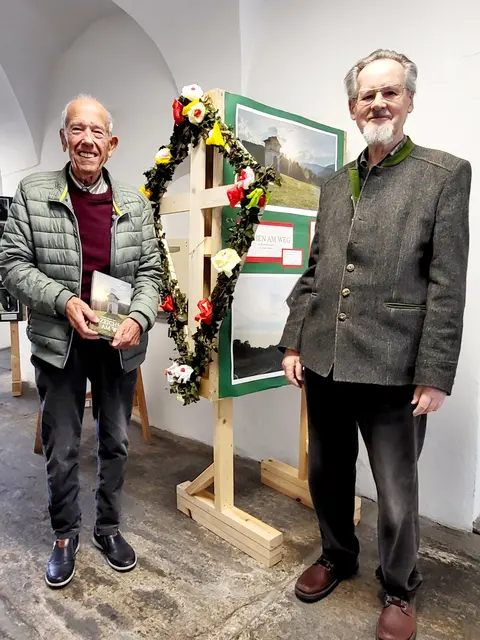Winfried Bräunlich (l.) und Dieter Weiss vor den Tafeln im Stainzer Gemeindeamt. | Foto: Anni Kohlmeier