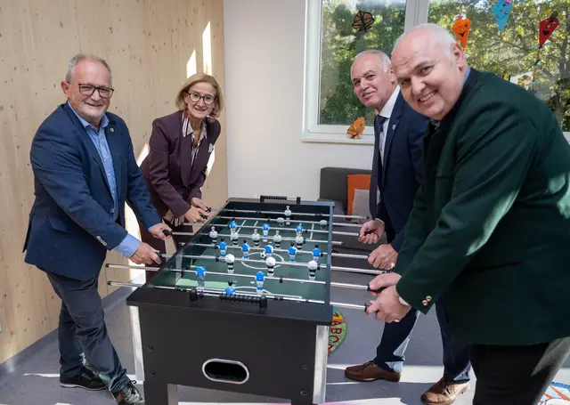 Scharndorfs Bürgermeister Leopold Zwickelstorfer, Landeshauptfrau Johanna Mikl-Leitner, Rohraus Bürgermeister Albert Mayer und Franz Glock, der Bürgermeister von Göttlesbrunn-Arbesthal (alle ÖVP) beim Wuzeln in der neuen Nachmittagsbetreuung | Foto: NLK Khittl