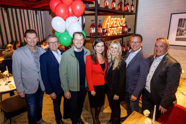 v.l. Helfried Blutsch (Stadtrat für Soziales, Jugend und Generationen), Gottfried Pilz (Bezirksstellenobmann der Wirtschaftskammer Niederösterreich – Amstetten), Gerhard Riegler (Vizebürgermeister Amstetten), Katharina Gfrerer (CCA Center Managerin), Laura-Marie Viechtbauer (Franchisenehmerin Le Burger &amp; Ciao Bella), Christian Haberhauer (Bürgermeister Amstetten) und Gerhard Irxenmayer (Stadtrat für Wirtschaft und Sport) überzeugten sich persönlich im Rahmen des Pre-Openings von Ciao Bella im CCA. | Foto: mostropolis.at