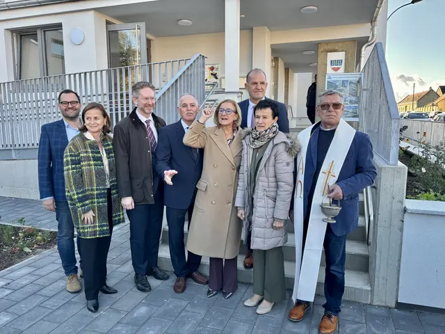 Eröffnung des Um- und Zubaus der Volksschule: Planer Matthias Nolz, Schulqualitätsmanagerin Elke Wimmer, Bezirkshauptmann Michael Engel, Bürgermeister Albert Mayer (ÖVP), Landeshauptfrau Johanna Mikl-Leitner (ÖVP), Landtagsabgeordneter Otto Auer (ÖVP), Direktorin Gertrude Kopp und Pater Adam Konopka (v.l.n.r.). | Foto: MeinBezirk/Birgit Bachhofner