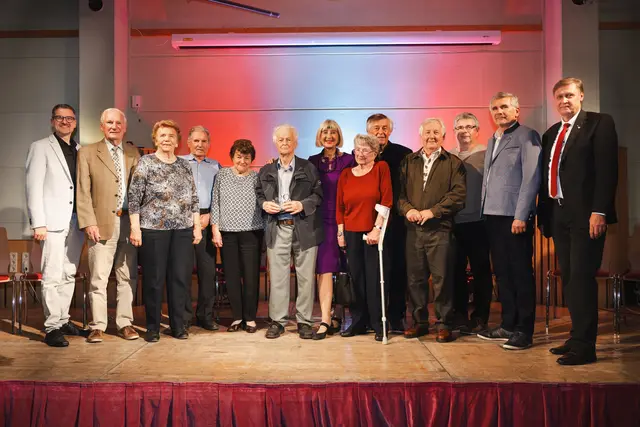 Kulturgemeinderat Stefan Germershausen (VP), Zeitzeuge Emil Koch, Zeitzeugin Hermine Medwenitsch, Zeitzeuge Friedrich Medwenitsch, Zeitzeugin Martha Medwenitsch, Ernst Metz, Gabriele Scheucher, Zeitzeugin Auguste Medwenitsch, Hermann Rohrer, Erich Kladler, Harald Hahn, Johann Medwenitsch, Bürgermeister Felix Medwenitsch (VP) | Foto: Stefan Germershausen