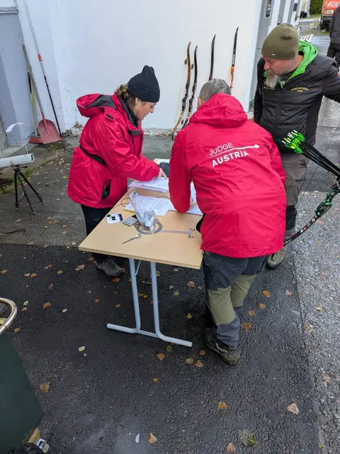 Schiedsrichterteam bei der Bogenkontrolle | Foto: Oliver Monod-Roider
