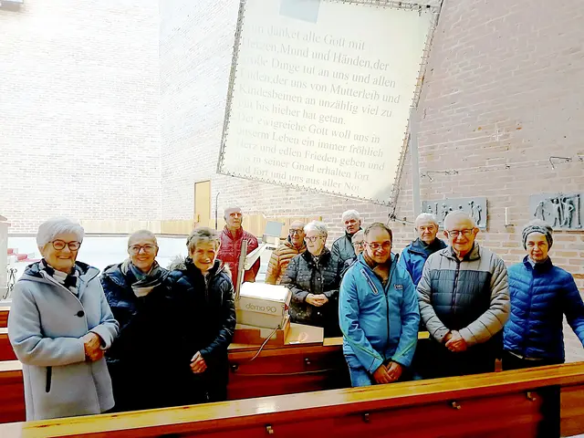 Vor 50 Jahren wurde der Overheadprojektor zur Liedanzeige installiert. Nach dem Sonntagsgottesdienst stellten sich jene, die bereits 1975 in der Kirche dabei waren, zum Geburtstagsfoto auf. | Foto: PG Lenzing/ Himmelbauer