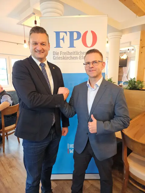 Landesparteisekretär Michael Gruber (l.) besuchte den Bürgerstammtisch des Freiheitlichen Bürgermeisterkandidaten Raimund Doppler (r.) in St. Georgen. | Foto: FPÖ GR/EF