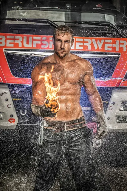 Alle zwei Jahre bringt die Berufsfeuerwehr Linz einen Feuerwehrkalender heraus. Der Berufsfeuerwehrkalender 2026 ist ab sofort erhältlich. | Foto: Berufsfeuerwehr Linz