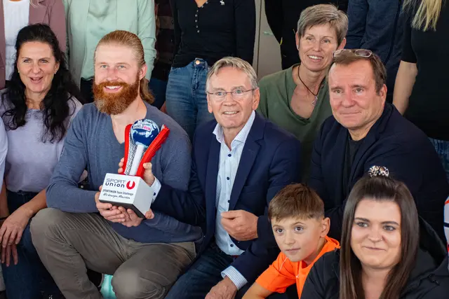 David Bachinger aus St. Marienkirchen (2. v. l.) und Sportunion OÖ-Präsident Franz Schiefermair (3. v. l.) | Foto: Sportunion