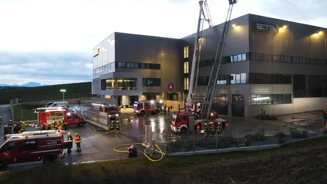Elf Feuerwehren aus dem Bezirk Grieskirchen und aus Wels nahmen an der groß angelegten Übung in Meggenhofen teil.  | Foto: FF Meggenhofen