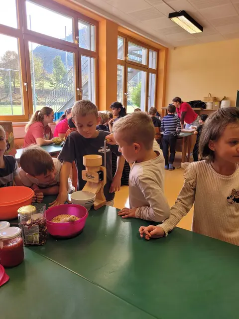 Die Bäuerinnen besuchten die Volksschülerinnen und Volksschüler in Gaming. | Foto: Simone Fallmann/Volksschule Gaming