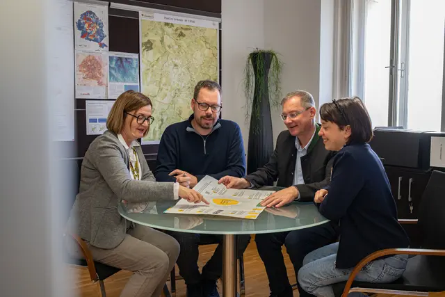 Agendaprozess "Zukunft Ried": Regina Barth, Martin Hochhold (beide Stadtbauamt), Bürgermeister Bernhard Zwielehner, Eva Frauscher (Umweltagenden). | Foto: Julia Haase/Stadtamt Ried