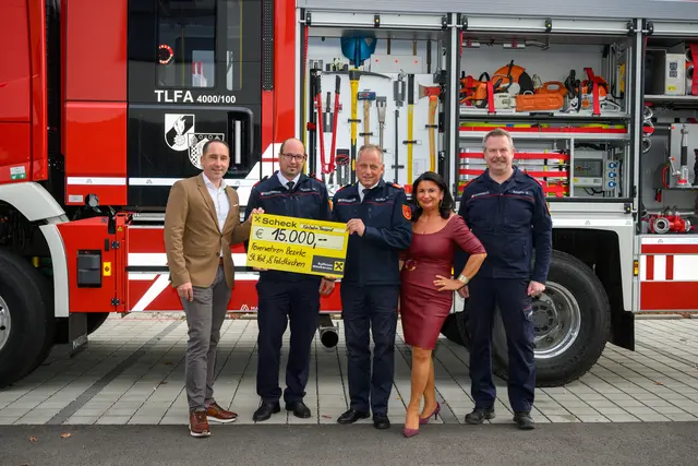Raiffeisen Mittelkärnten bei der Übergabe der 15.000 Euro für die Feuerwehren in St. Veit und Feldkirchen. | Foto: Raiffeisen Mittelkärnten