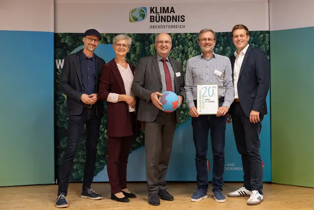 Norbert Rainer (GF Klimabündnis), Katharina Seebacher (Vorsitzende Klimabündnis) mit Vertreter:innen der HLBLA St. Florian und Landesrat Stefan Kaineder. | Foto: Land OÖ/Lina Spenlingwimmer