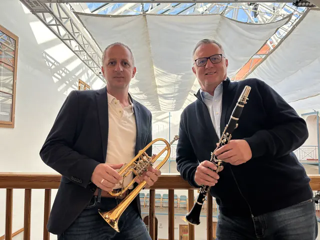 Christian Duss und Horst Baumgartner sind stolz, dass die Musikschule im historischen Amthof Feldkirchen seit 1993 ihren Sitz hat. | Foto: MeinBezirk/Isabella Friessnegg