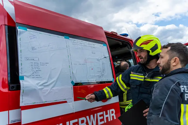 Lagebesprechung mit den vier Feuerwehren. | Foto: FF Rainbach im Innkreis