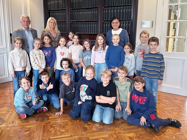 Die 3a der Volksschule Altort mit Lehrerin
Renate Markgraf, Bürgermeister Johann Zeiner und Gemeindemitarbeiterin Monika Boff. | Foto: Marktgemeinde Maria Enzersdorf