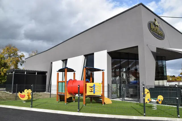 Ein kleiner Spielplatz für die Kinder. | Foto: Mirjam Preineder