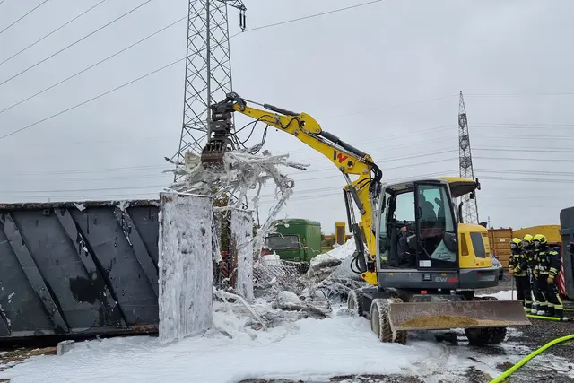 Entfernen des Brandguts aus der Mulde | Foto: FF Leopoldsdorf