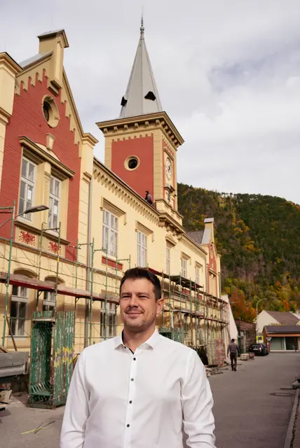 Bürgermeister René Blum vor dem neuen Kindergartenstandort. | Foto: Santrucek
