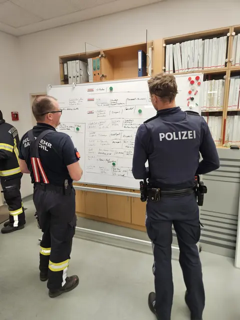 Im Gebäude der Hauptfeuerwache wurde die gemeinsame Einsatzzentrale von Feuerwehr, Polizei und Bergrettung eingerichtet. | Foto: FF Bad Ischl/Christian Wacek