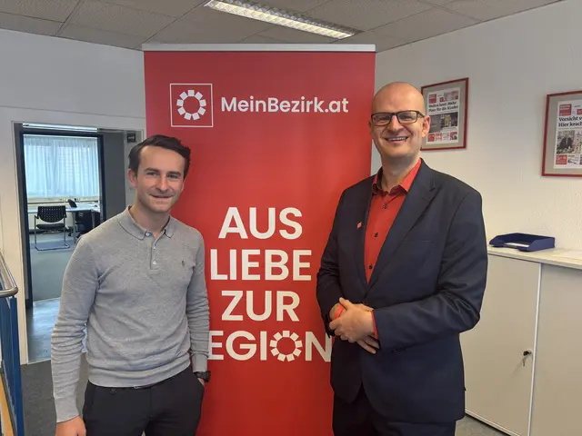 Lukas Schafhauser (l.) übergibt die Leitung von MeinBezirk Zwettl an seinen Kollegen Christopher Führer. | Foto: Evi Leutgeb