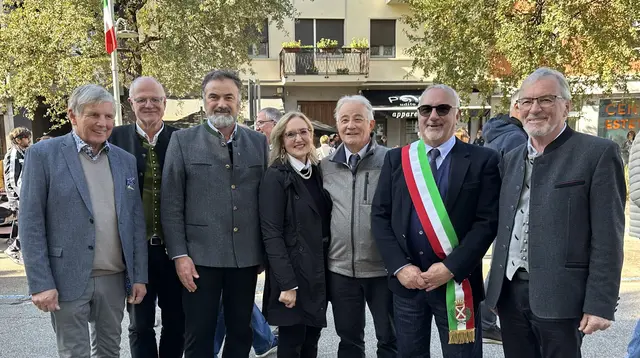 Bürgermeister Markus Perdacher aus Maria Wörth, Marktmeister Arthur Ottowitz, Stadtrat Markus Trampusch, Winzerin Fabiola Ferrin, Altbürgermeister Giancarlo Tonutti aus Codroipo, Bürgermeister Guido Nardini aus Codroipo) und Altbürgermeister Raimund Grilc (von links) | Foto: Comune di Codroipo 