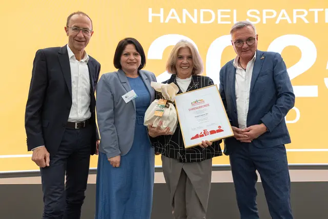 Bei der Auszeichnung (v. l.): Andreas Haider, Sonja Achleitner, Elisabeth Sageder und Josef Lehner. | Foto: Land OÖ/Margot Haag