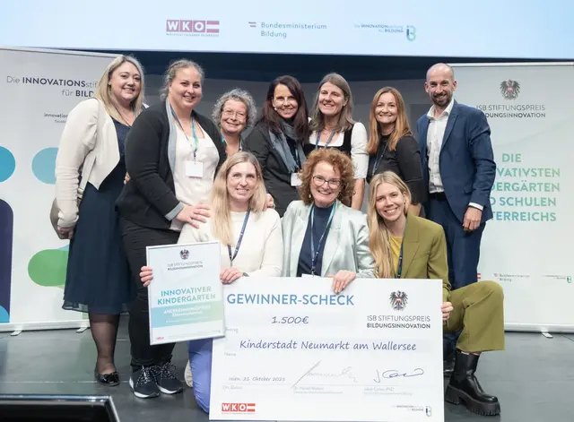 Beim Besuch in Wien: die Stadträtin von Neumarkt am Wallersee Denise Strobl (2. Reihe, 1. von links) und Kiga-Leiterin Heidi Birgmann (1. Reihe, Mitte). Auch mit dabei: Bürgermeister David Egger-Kranzinger (2. Reihe, ganz rechts). | Foto: Innovationsstiftung für Bildung/APA/Tanzer
