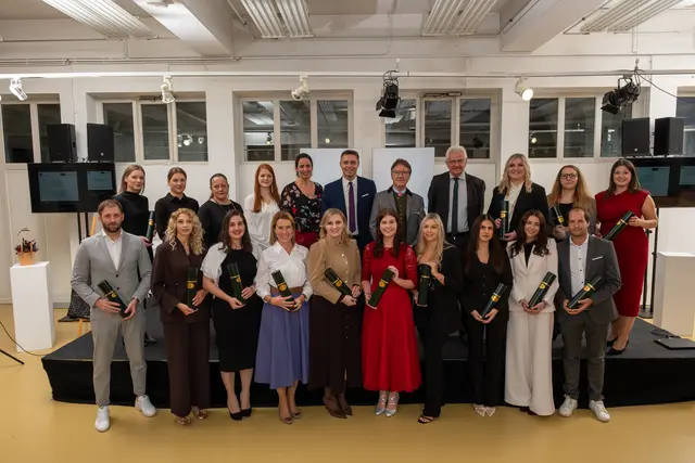 Absolvent:innen mit Lisa Heinrich (Ingenium), Sandra Jauk (Ingenium), Ingenium-GF Stefan Friedrich, Bürgermeister Josef Wendtner und Bernd Wolfrum (OTH Regensburg, hinten v.l.). | Foto: Ingenium
