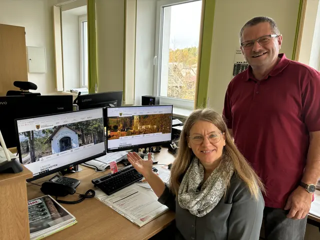 Gemeindeamts-Mitarbeiterin Beate Stark und Bürgermeister Werner Liebhart zeigen die neue Homepage. | Foto: Daniel Schmidt