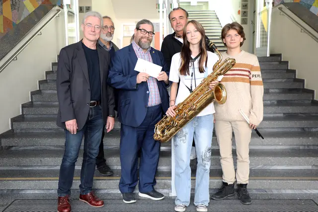 Musikschuldirektor Hubert Poell, „That`s Jazz“-Obmann Günter Fallmann, Elternvereinsobmann Klaus Bergmaier, Musikschullehrer Christof Gigacher, Schülerin Una Sacher (Saxofon) sowie Schüler Eduard Koller (Schlagzeug) bei der Spendenübergabe  | Foto: Stadt Krems