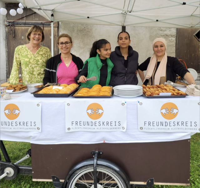 Zehn Jahre gelebte Integration und Menschlichkeit – ein Vorbild für ganz Tirol.
Der Freundeskreis Flüchtlingsheim Kleinvolderberg zeigt, wie aus Begegnung echte Gemeinschaft entsteht. Und er zeigt auch: Damit Hilfe weitergehen kann, braucht es immer wieder neue Hände, die bereit sind, etwas zu bewegen. | Foto: Flüchtlingsheim Kleinvolderberg