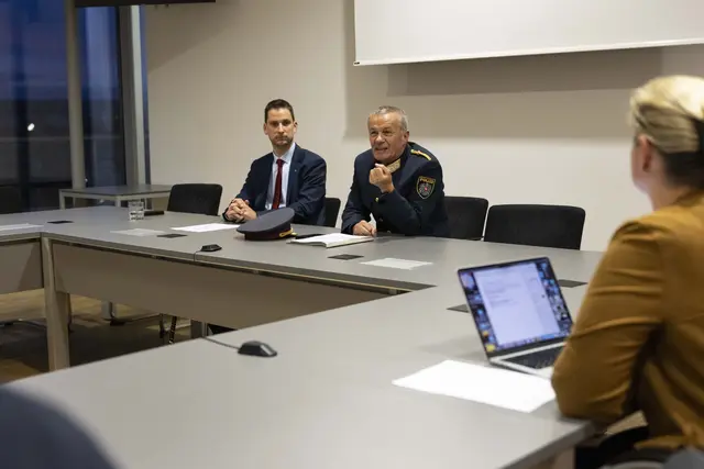 Franz Popp und Marcel Höhenberger vom Landeskriminalamt Niederösterreich beim Pressegespräch. | Foto: LPD NÖ/O.Greene