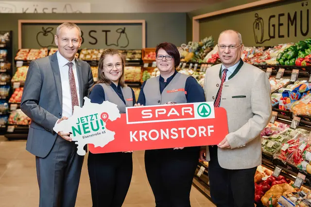 Paul Bacher (l.), Geschäftsführer der Spar-Zentrale Marchtrenk, und Bürgermeister Christian Kolarik (r.) freuen sich gemeinsam mit Marktleiterin Katrin Jehle (2. v. l.) und Stellvertreterin Lisa-Marie Trawöger über die Eröffnung des Spar-Supermarktes in Kronstorf. | Foto: SPAR