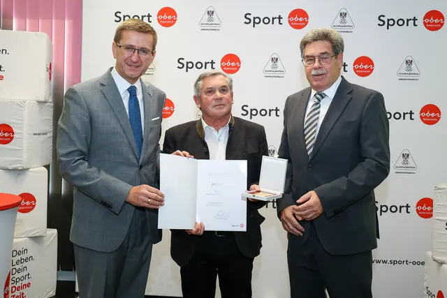 Der neue Sport-Konsulenten Franz Maier (Mitte) aus Burgkirchen mit Wirtschafts- und Sport-Landesrat Markus Achleitner (li.) und Karl Winkler (re.), dem  Vorsitzenden der Landessportorganisation. | Foto: Sportland OÖ/Binder