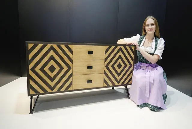 Die Tischlereitechnikerin Elena Marie Lassacher-Busk aus Tamsweg präsentierte als Gesellenstück ein Sideboard und absolvierte damit erfolgreich die Lehrabschlussprüfung bevor nun für die Matura gelernt wird. Nun wird laut einer Aussendung dem Werkschulheim Felbertal für die Matura gelernt. | Foto: Werkschulheim Felbertal