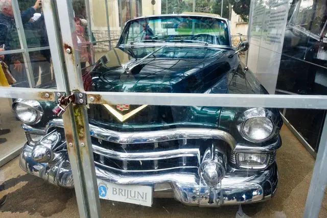 Cadillac
Die Luxuslimousine Cadillac Eldorado bekam der Präsident von Ex-Jugoslawien Tito 1953 von jugoslawischen Kanada-Auswanderern geschenkt, als der Wagen das erste Mal hergestellt wurde.

Viele namhafte internationale Staatsmänner und bekannte Gesichter aus der Welt des Films wurden in diesem Wagen chauffiert, doch auf den Brijuni-Inseln saß ausschließlich Tito am Steuer des Wagens.

Heute kann man Titos Cadillac anmieten. aus hp.briuni.hr