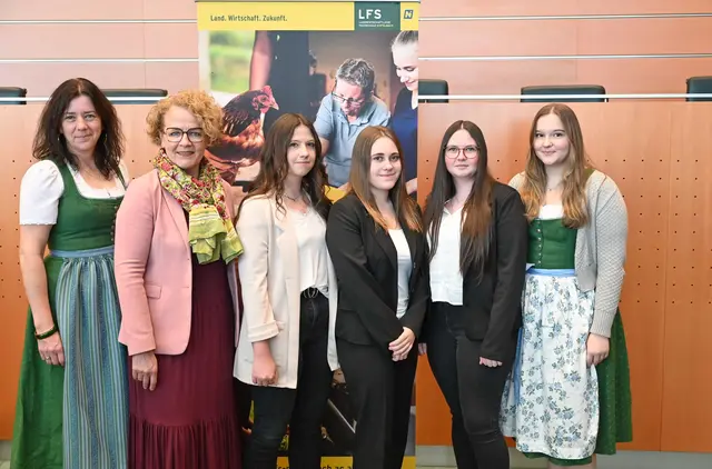 Edelhof: Abteilungsvorständin Erika Haidvogl, Bildungs-Landesrätin Christiane Teschl-Hofmeister und die SOB-Absolventinnen Denise Scharf, Stefanie Rametsteiner, Katrin Scheidl und Hannah Grassinger (v.l.). | Foto: Jürgen Mück