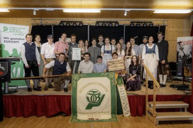 Zum zweiten Mal in Folge ging die Wanderfahne heuer an die Ortsgruppe Bach. | Foto: Dodo Fotografie