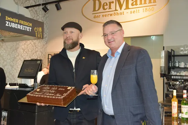 Michael Mann wünscht Bürgermeister Abg.z.NR Wolfgang Kocevar alles Gute zum Geburtstag. | Foto: Mirjam Preineder