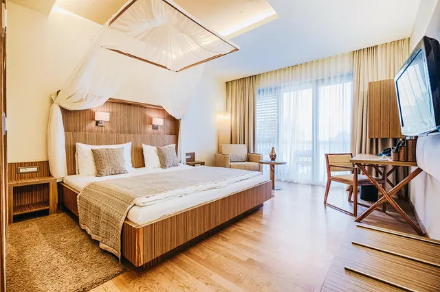 Laut Statistik Austria verzeichnete der österreichische Tourismus im September 2025 einen deutlichen Anstieg der Nächtigungen und erreichte nahezu das Rekordniveau von 2023 (Symbolbild). | Foto: St. Martins Therme und Lodge/Rudy Dellinger