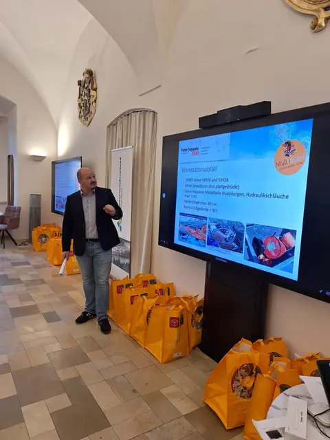 Hannes Menapace, Firma Peter Seppele, zeigte fachliche Kompetenz. | Foto: Abfallwirtschaftsverband